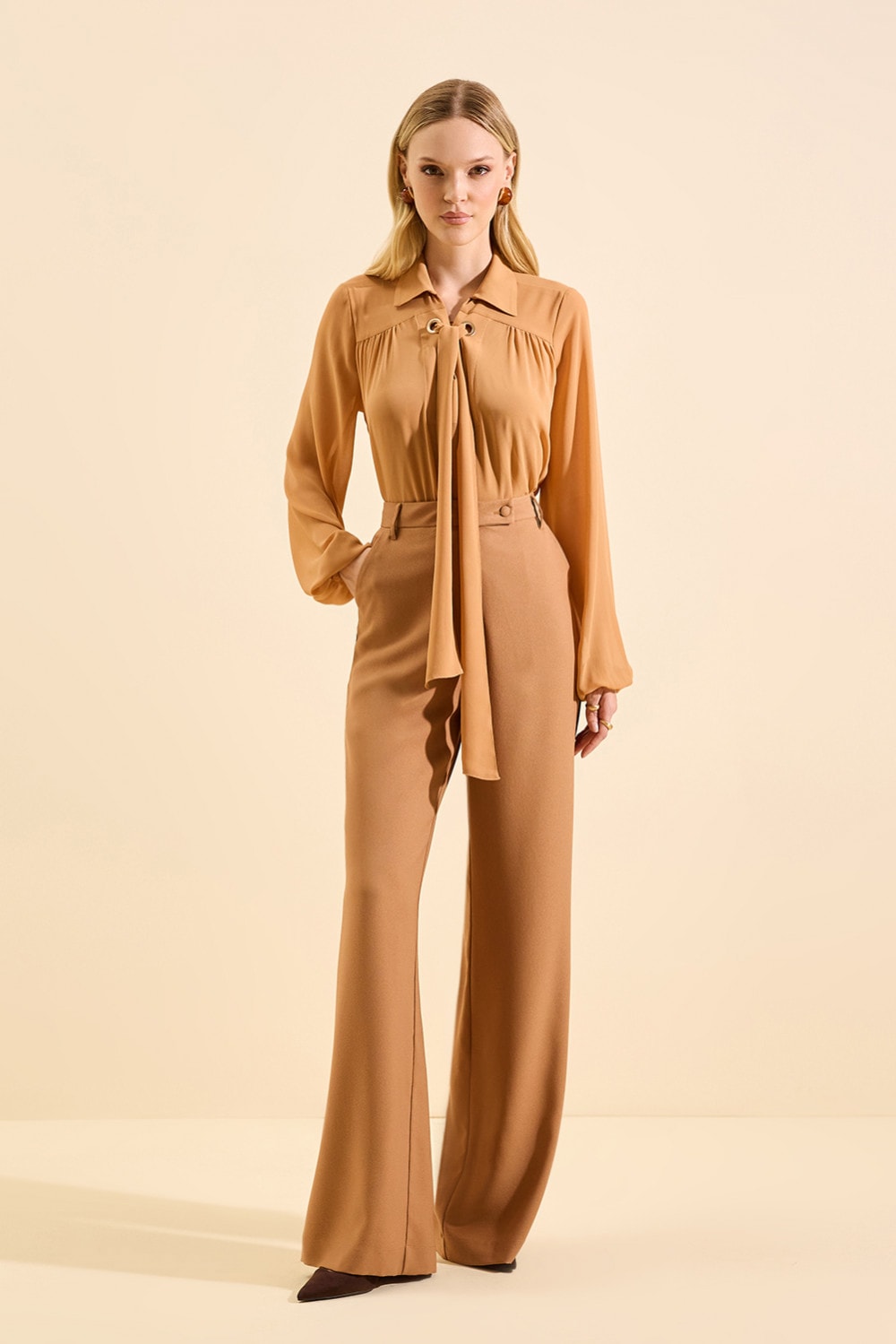 Blusa com ilhos innie Caramelo