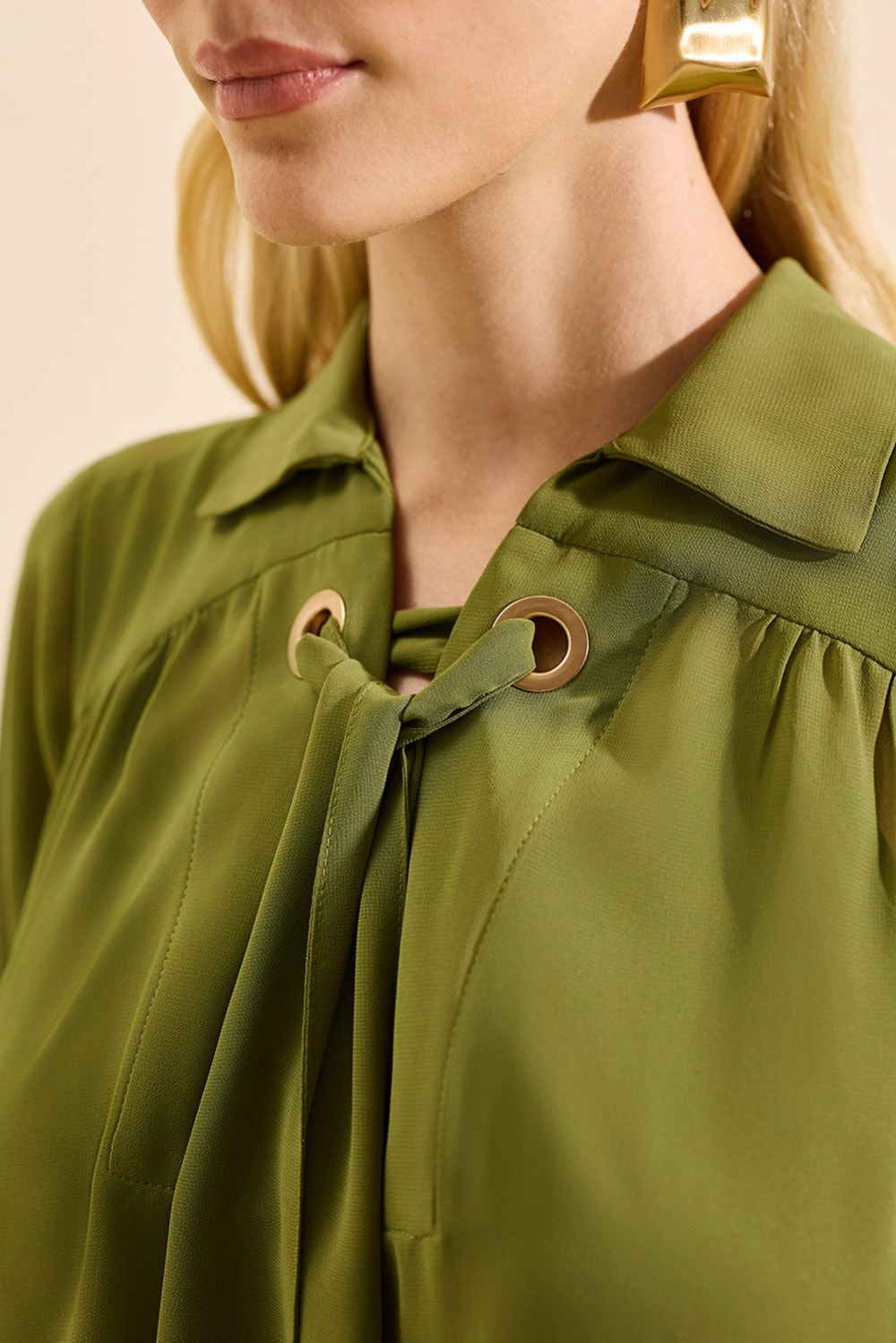 Blusa com ilhos innie Oliva