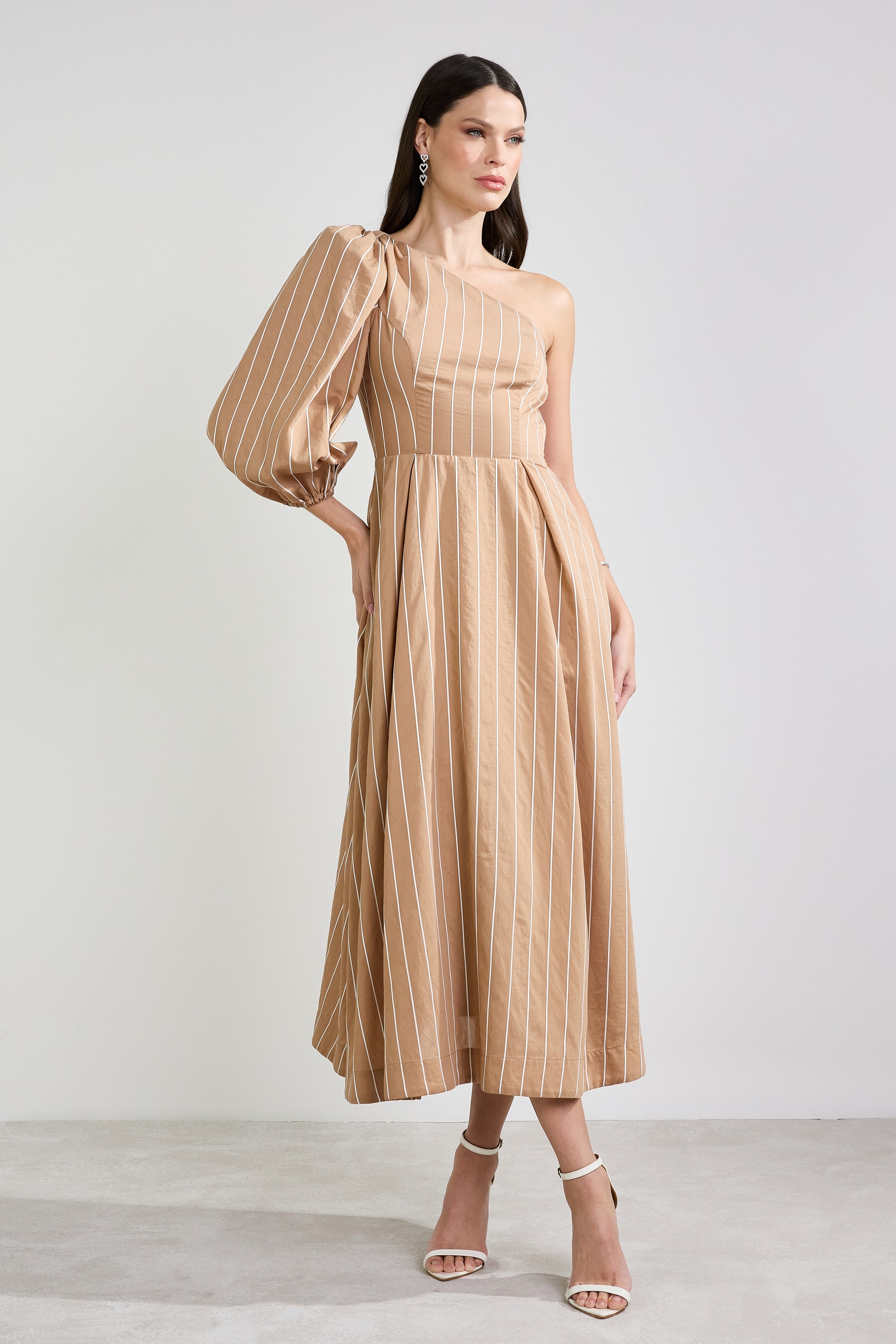 Vestido assimétrico delicadeza Castanho