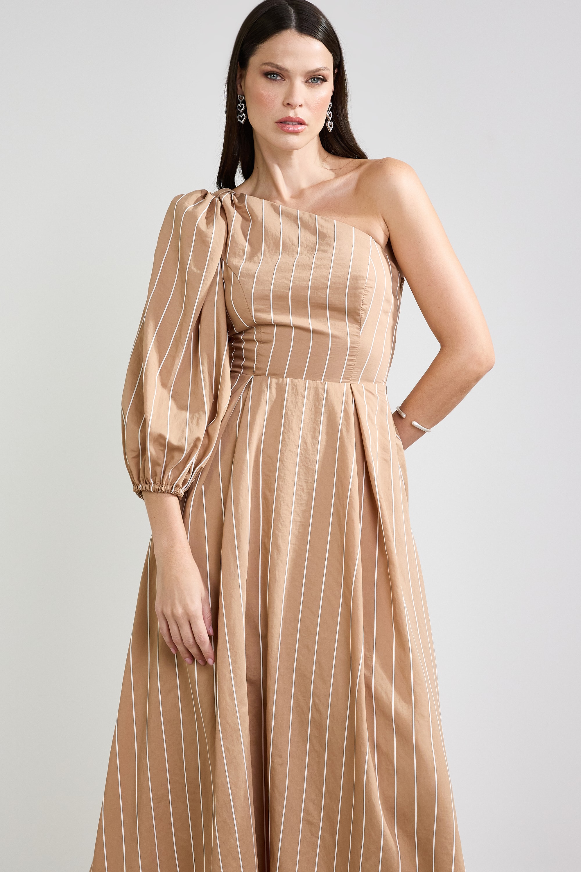Vestido assimétrico delicadeza Castanho
